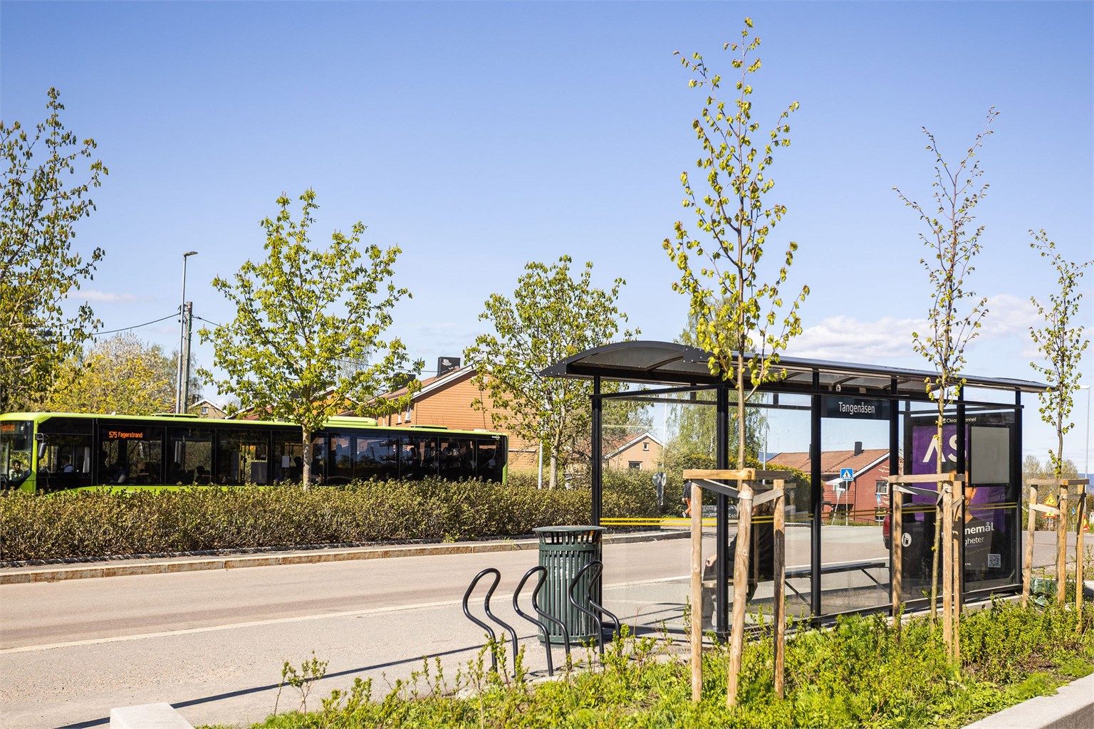 Umiddelbar nærhet til offentlig transport som korresponderer med Nesoddbåten. Kun 1,5 km til Nesoddtangen brygge og båt derfra til Lysaker og Aker brygge.