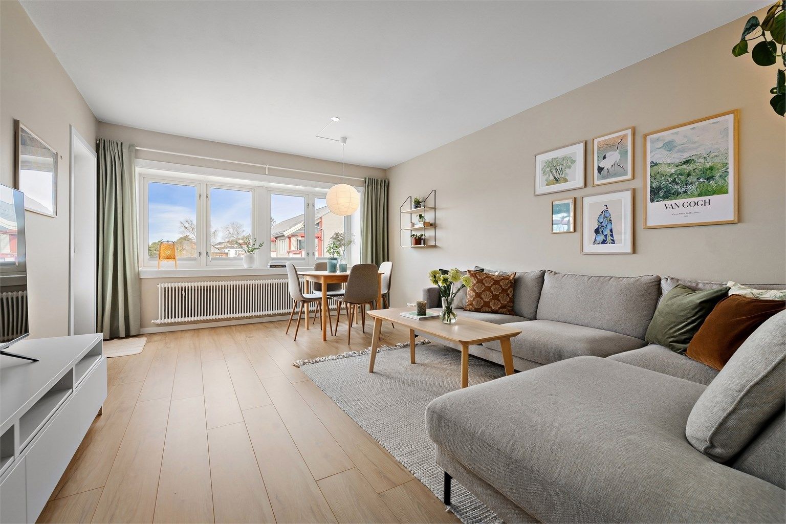 Dette er en lys og lekker topp- / endeleilighet med solrik, vestvendt balkong