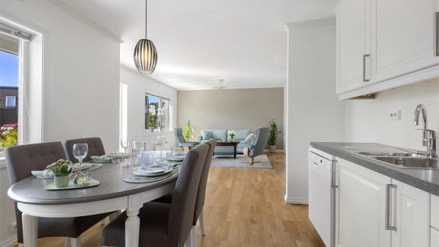 Spiseplass i naturlig tilknytning til både kjøkken og stue.
