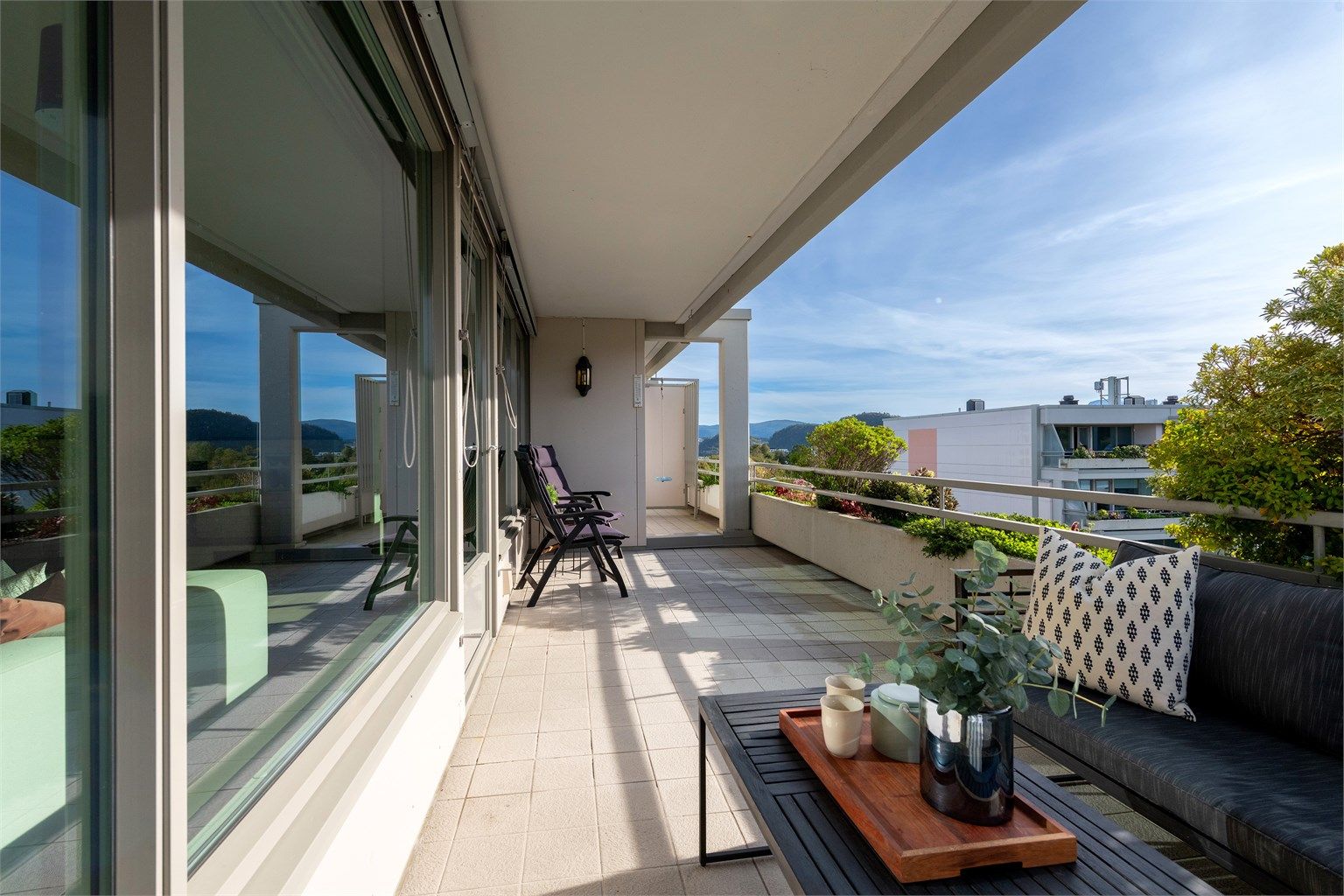 Sørvendt terrasse som dels er overbygd på ca. 19 kvm med god plass til flere soner og sitteplasser 