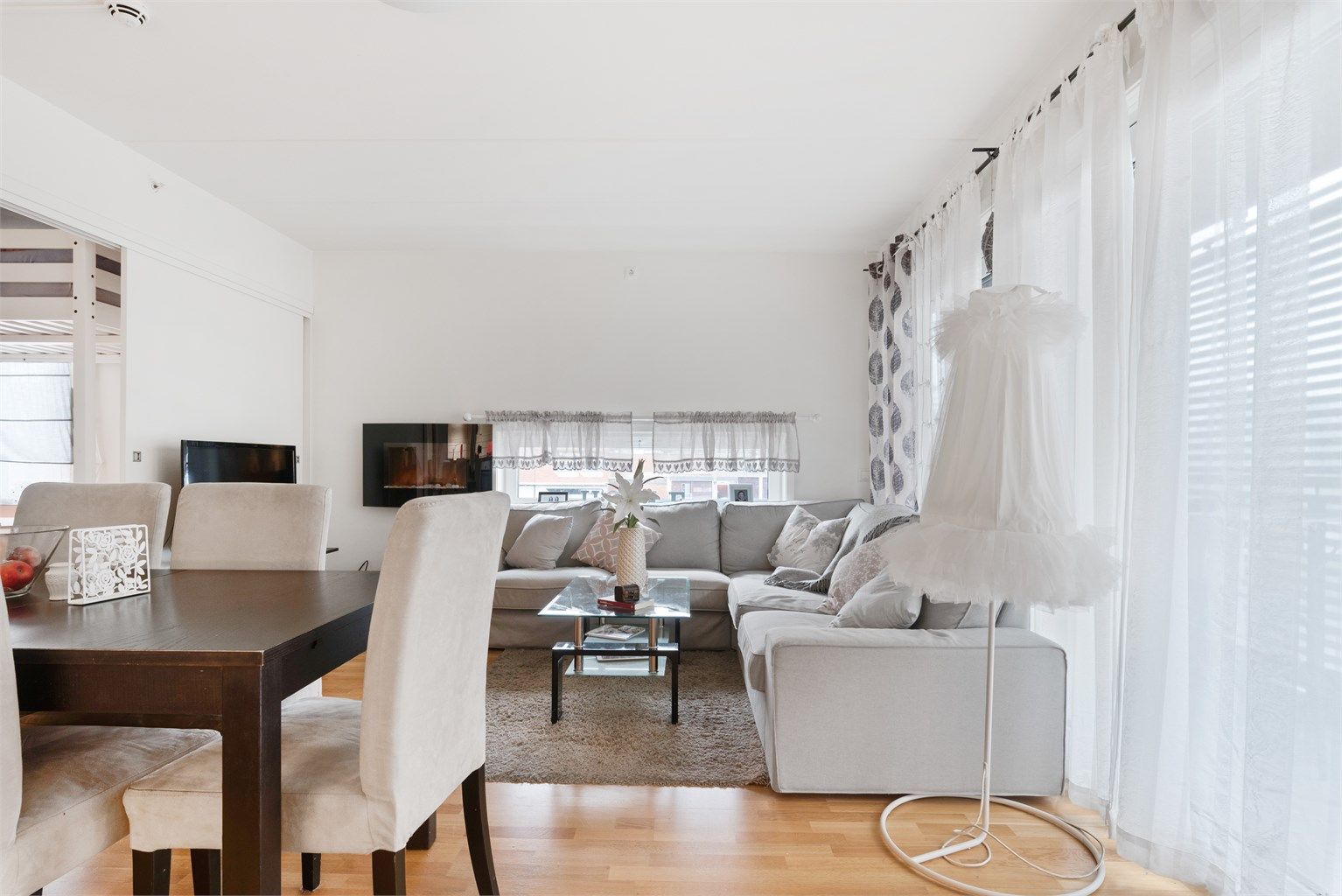 Lys og fin stue med gode møbleringsmuligheter.