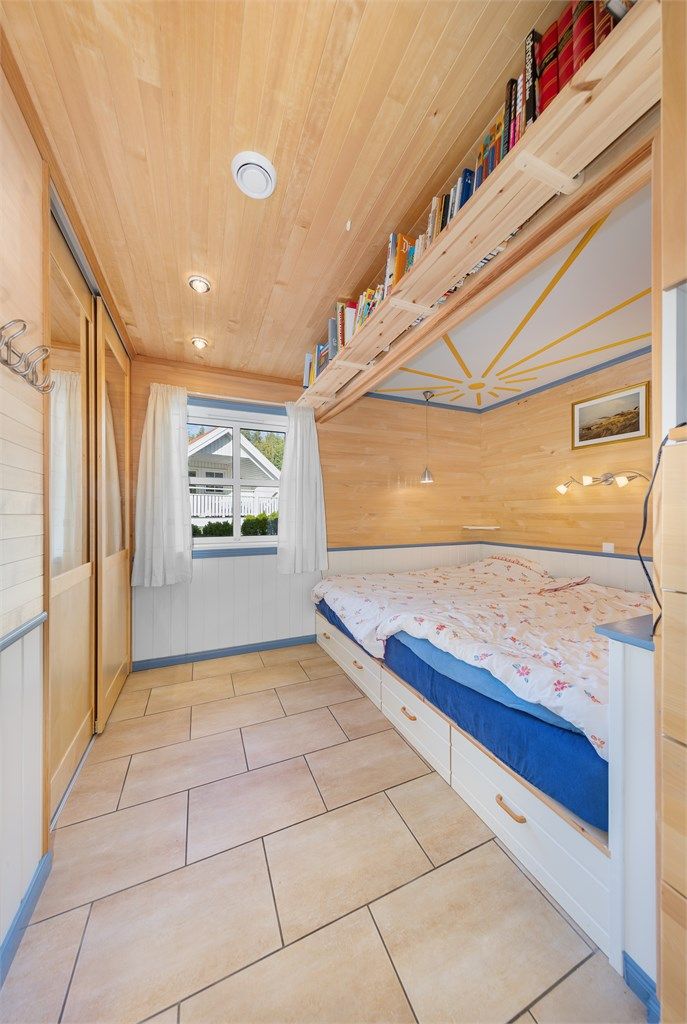 Hovedsoverom med skyvedørsgaredeobe og plassbygget dobbeltseng med praktiske skuffer under. Legg også merke til himlingen over senga.