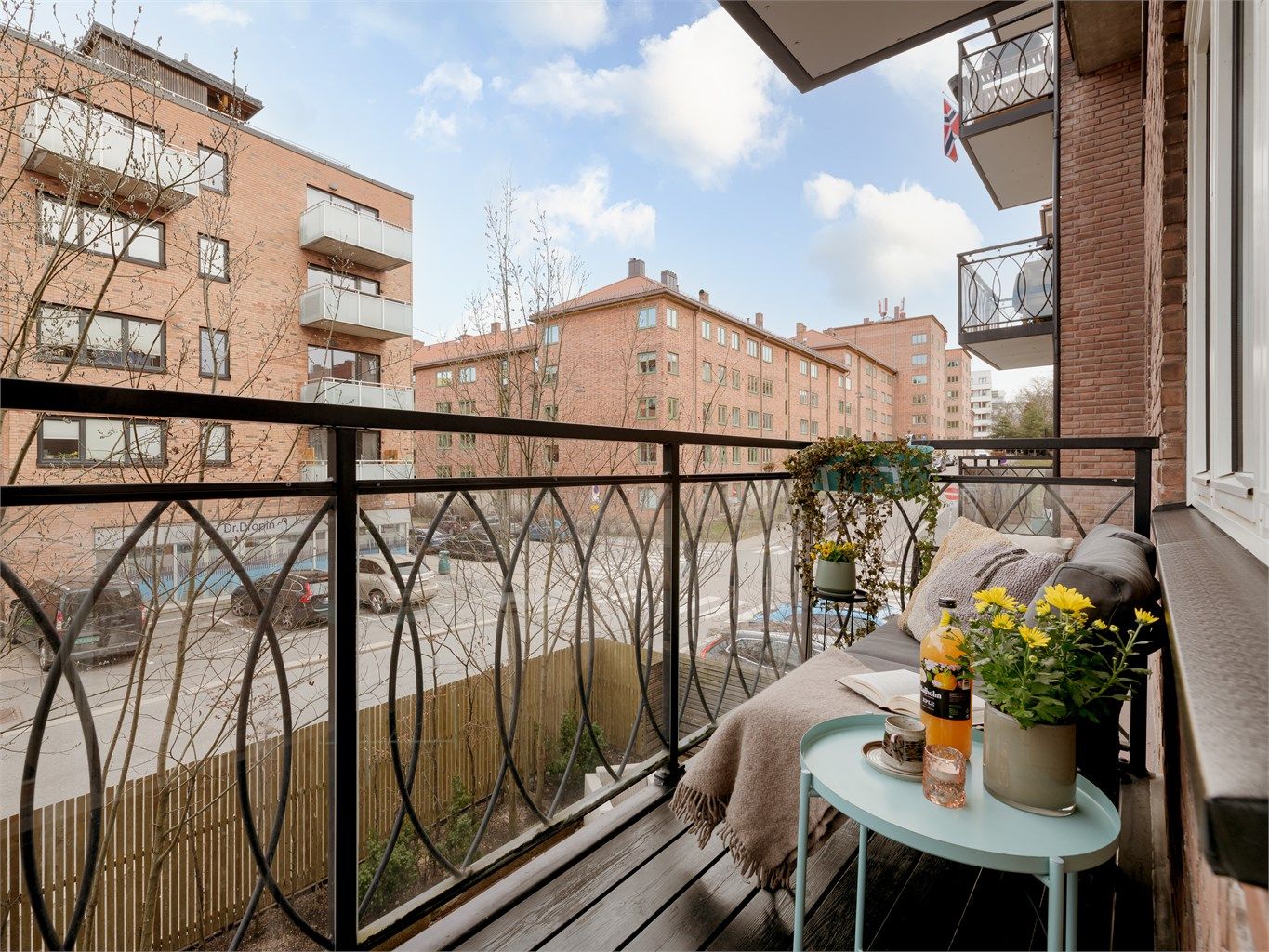 Fra stuen er det utgang til en nordvestvendt balkong på 4 m² med plass til en hyggelig sittegruppe.