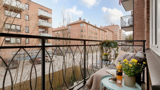 Fra stuen er det utgang til en nordvestvendt balkong på 4 m² med plass til en hyggelig sittegruppe.