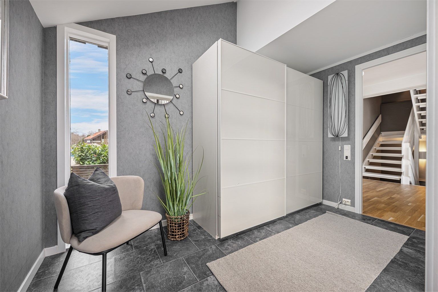 God plass til barnevogn i entré, dersom man har bruk for det.