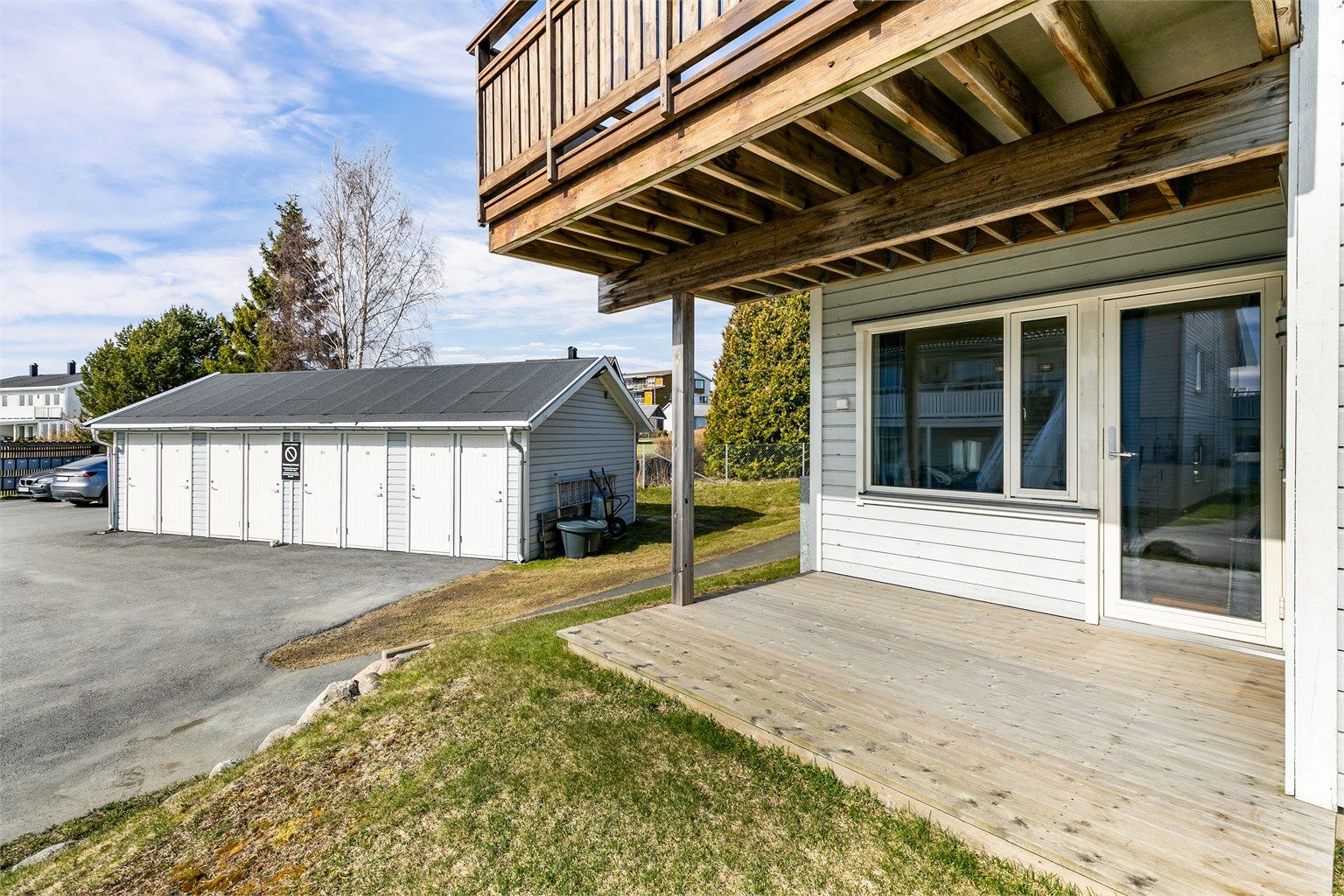 Leiligheten har en god intern beliggenhet i enden av 25-rekken som ligger helt øverst på sameiets område. Fotograf; Børge Oppegård.