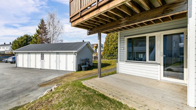 Leiligheten har en god intern beliggenhet i enden av 25-rekken som ligger helt øverst på sameiets område. Fotograf; Børge Oppegård.