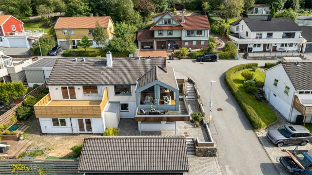 Boligen har blitt bygget på i stadier og det ble gjort en betydelig renovering i 2008. Dette er en bolig hvor man kan flytte rett inn.