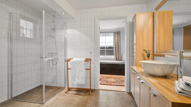 Badet er helfliset, har gulvvarme og er utstyrt med moderne rør-i-rør-system.