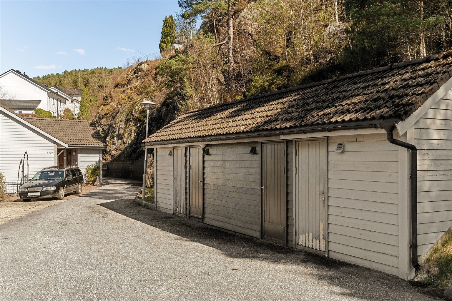 - Det hører til en utvendig bod og garasjeplass -