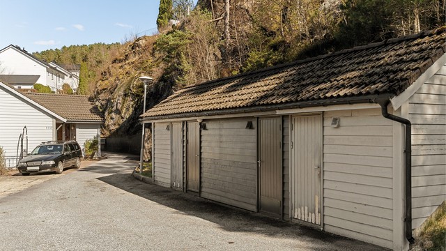 - Det hører til en utvendig bod og garasjeplass -