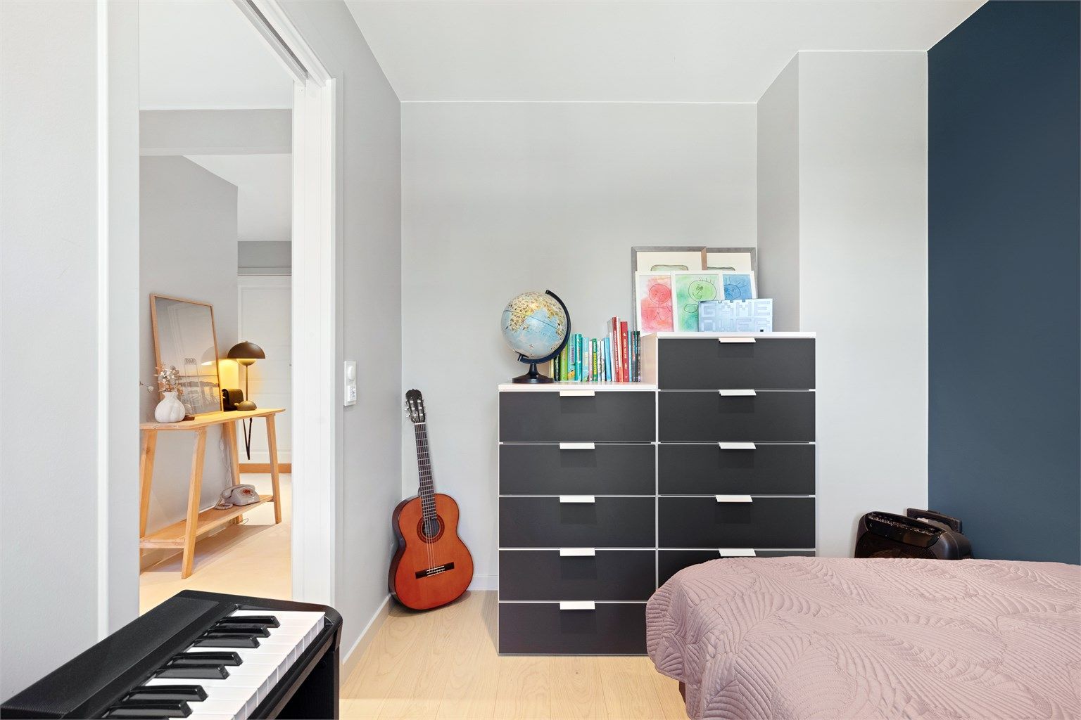 Her er det god plass til garderobeskap og skrivebord