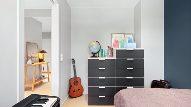 Her er det god plass til garderobeskap og skrivebord