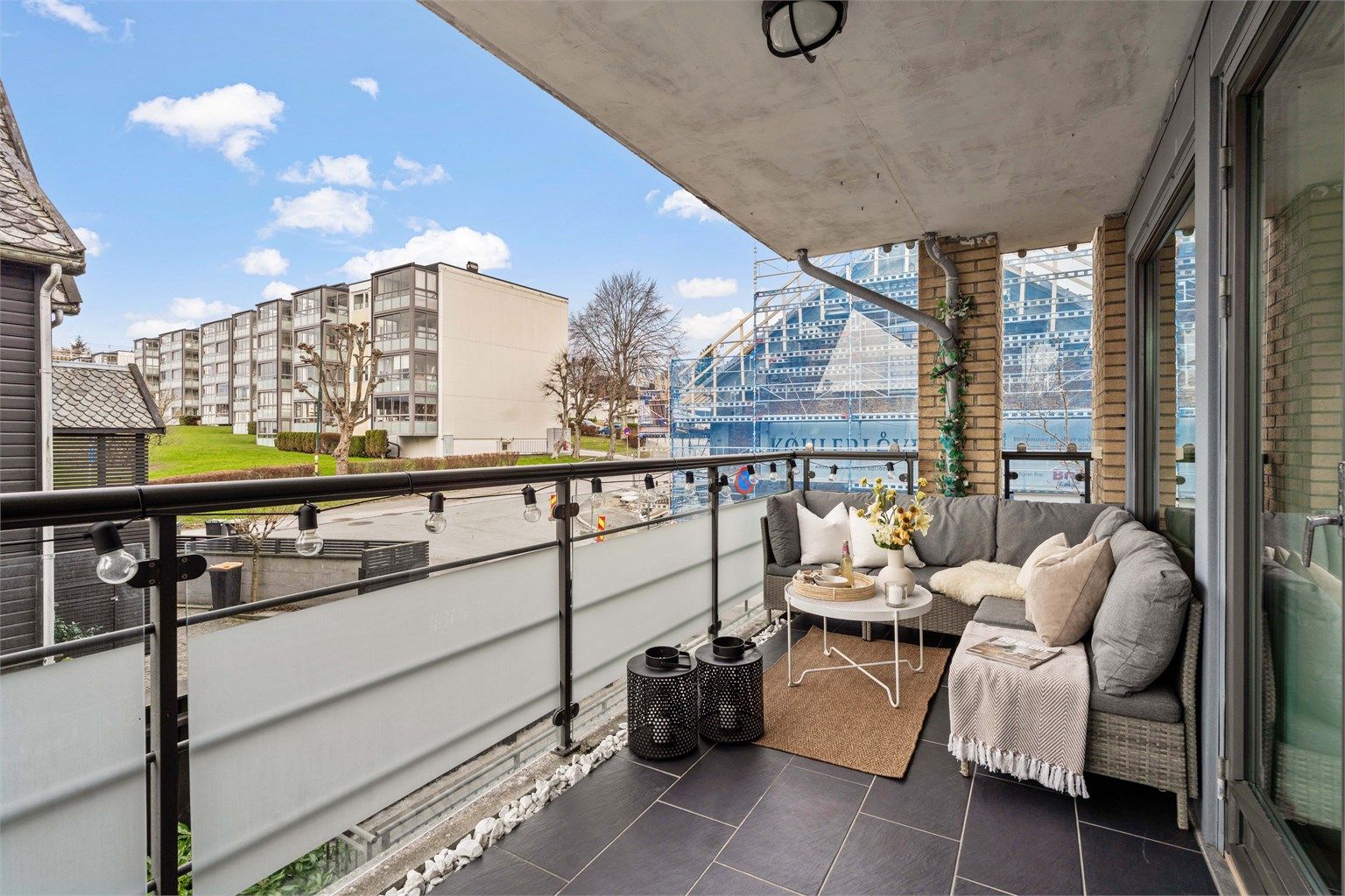 Fra stuen er det utgang til en vestvendt og flislagt balkong på 11 m².