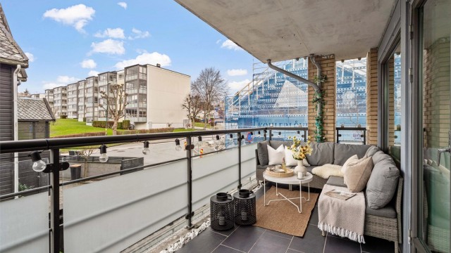 Fra stuen er det utgang til en vestvendt og flislagt balkong på 11 m².