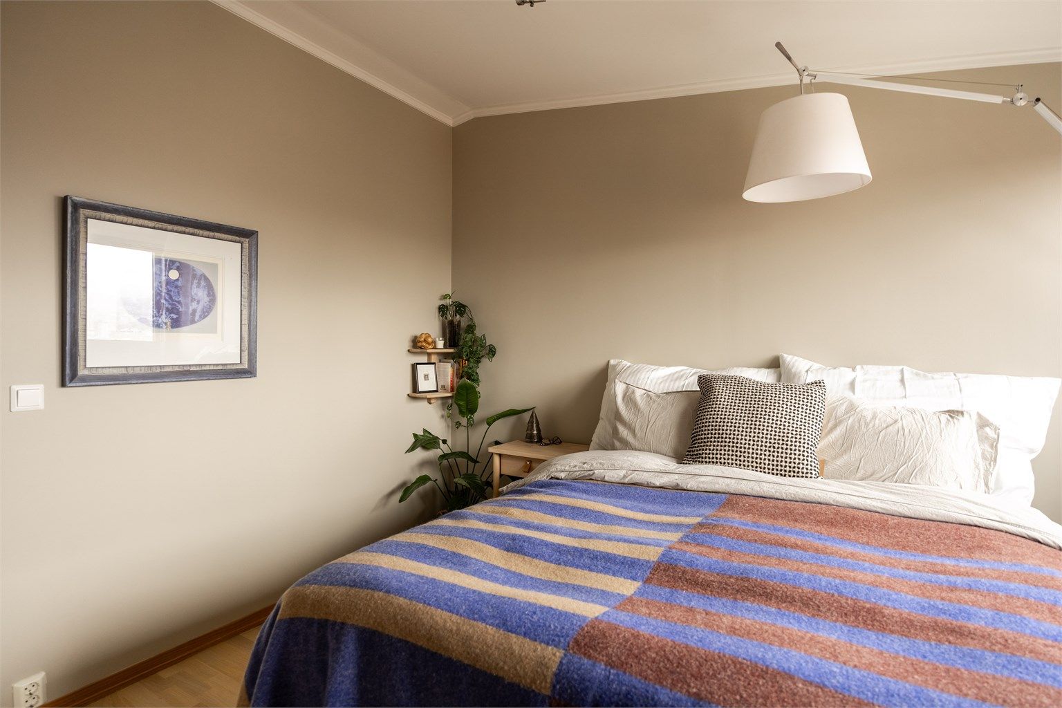 Rommet har god plass til dobbeltseng og oppbevaringsmøbler.