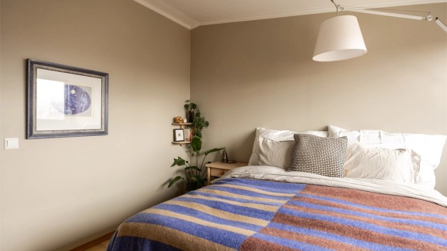 Rommet har god plass til dobbeltseng og oppbevaringsmøbler.