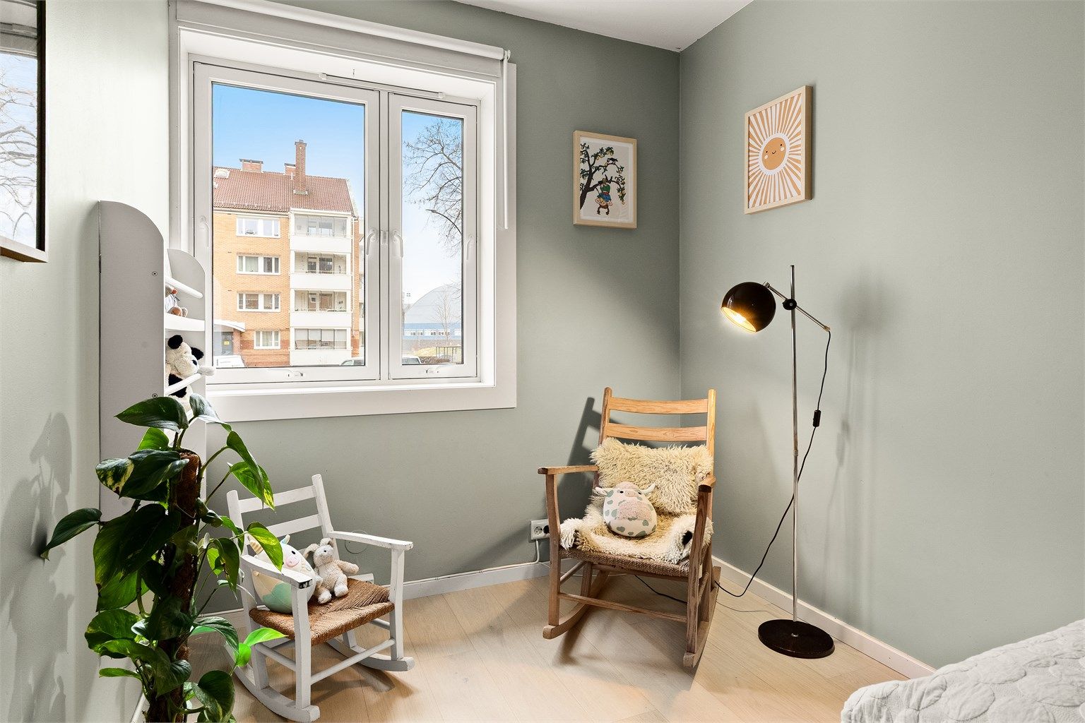 Leiligheten ligger fint til i en blindvei med lite trafikk.