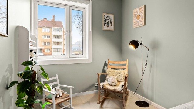 Leiligheten ligger fint til i en blindvei med lite trafikk.