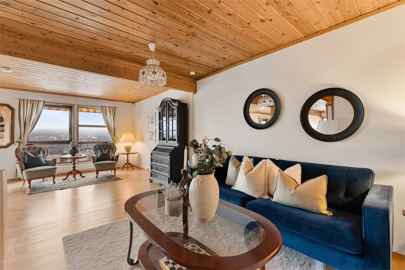 Her er det plass for sofagruppe, TV-seksjon, lesehjørne, spiseplass og annet passende møblement