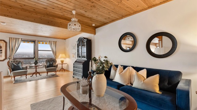 Her er det plass for sofagruppe, TV-seksjon, lesehjørne, spiseplass og annet passende møblement