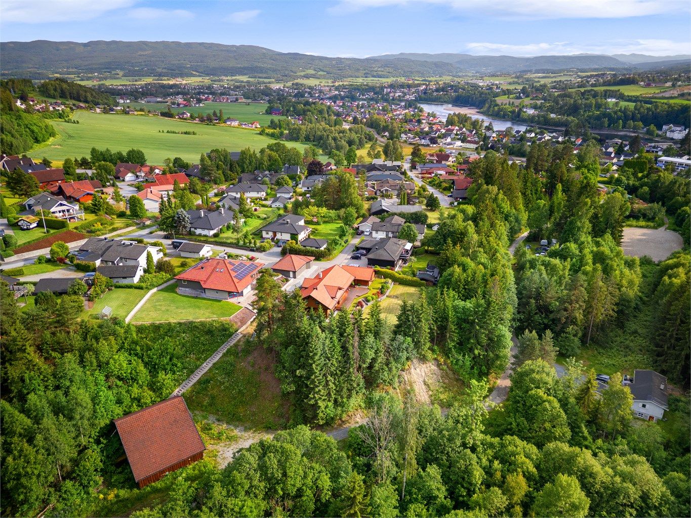 Naturskjønne omgivelser og flotte turområder i umiddelbar nærhet. Bildet viser også trapp ned til stall med lagringsplass og 1,8 mål tomt (se salgsoppgaven for mer info)