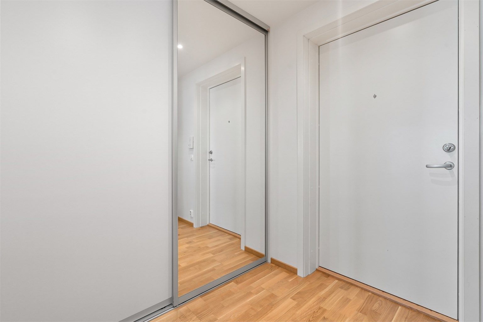 Sikringsskapet er plassert i entréen. Leiligheten har balansert ventilasjon for et sunt inneklima.