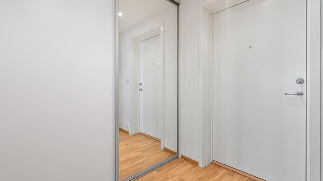 Sikringsskapet er plassert i entréen. Leiligheten har balansert ventilasjon for et sunt inneklima.