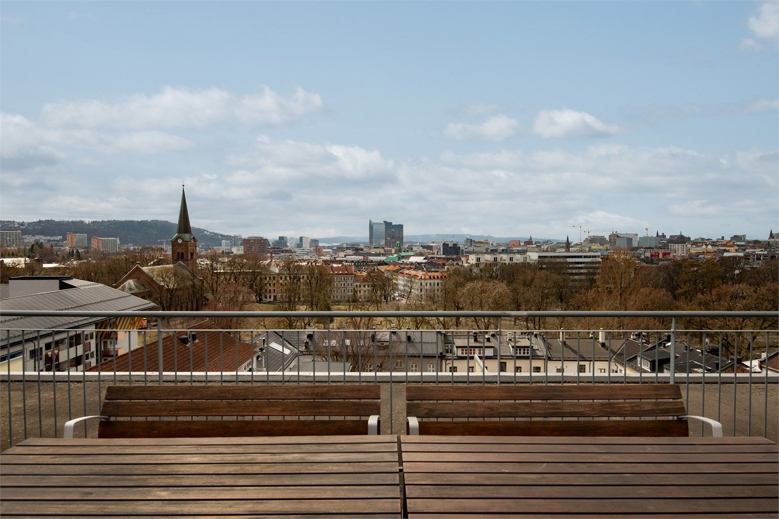 Felles takterrasse med fantastisk panoramautsikt og herlige solforhold! Her er det utsikt til store deler av byen og ned til fjorden. 
