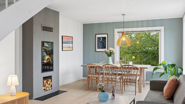 Stuen har en åpen planløsning med god plass til både sittegruppe og spisebord.