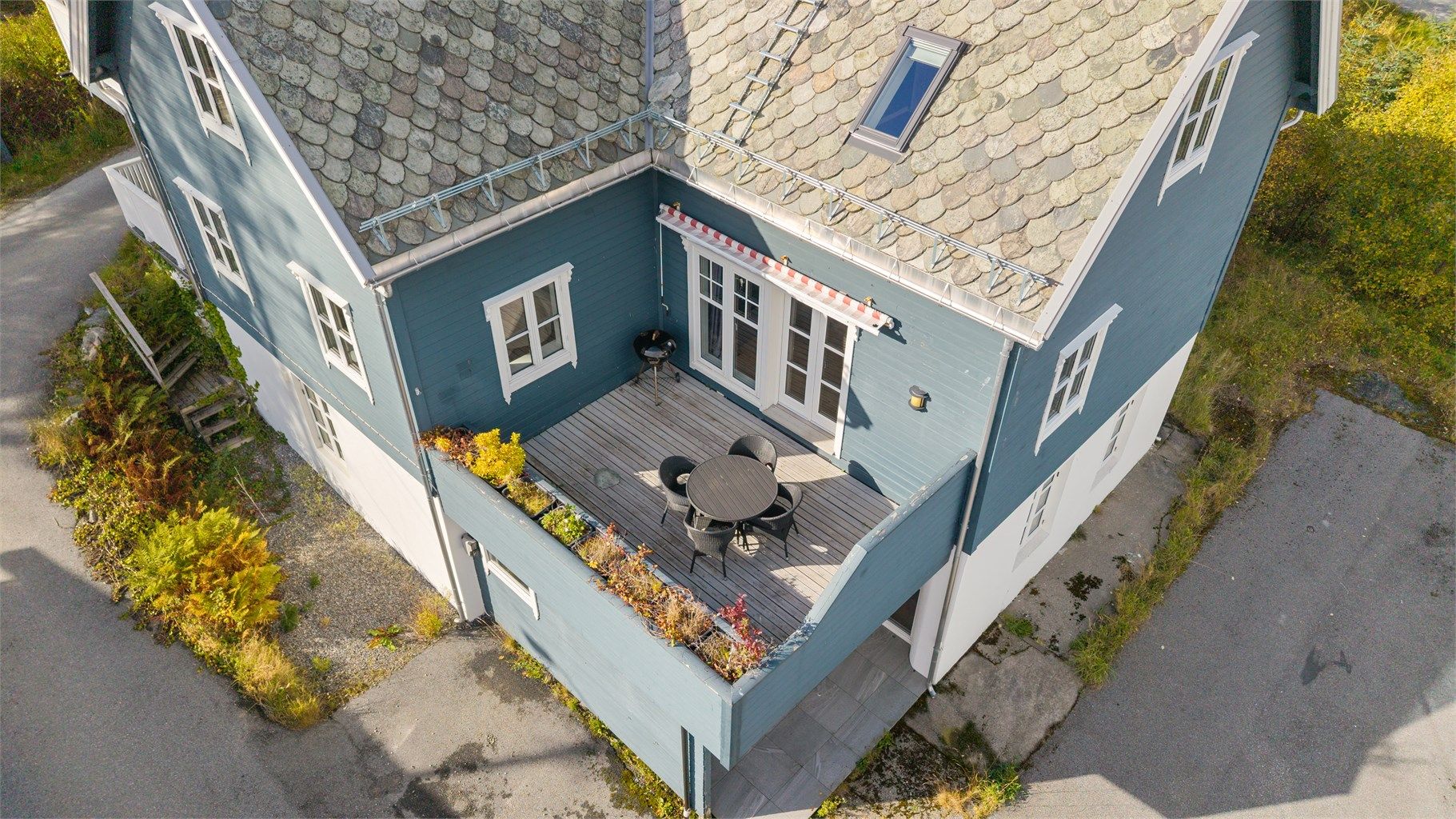 Dronebilde av fasade/terrasse