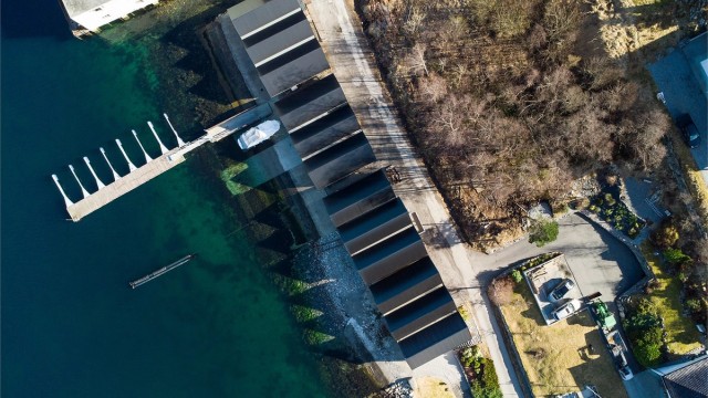 Dronebilde av naustrekken sett fra fugleperspektiv