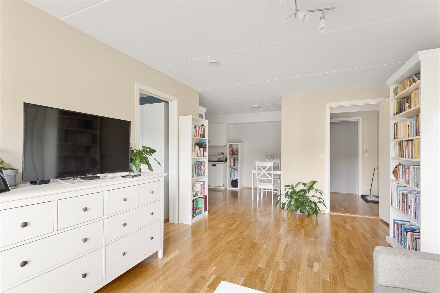 I naturlig overgang mot kjøkken er det også plass til en spisegruppe. 