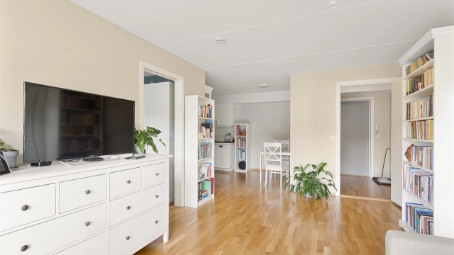 I naturlig overgang mot kjøkken er det også plass til en spisegruppe.