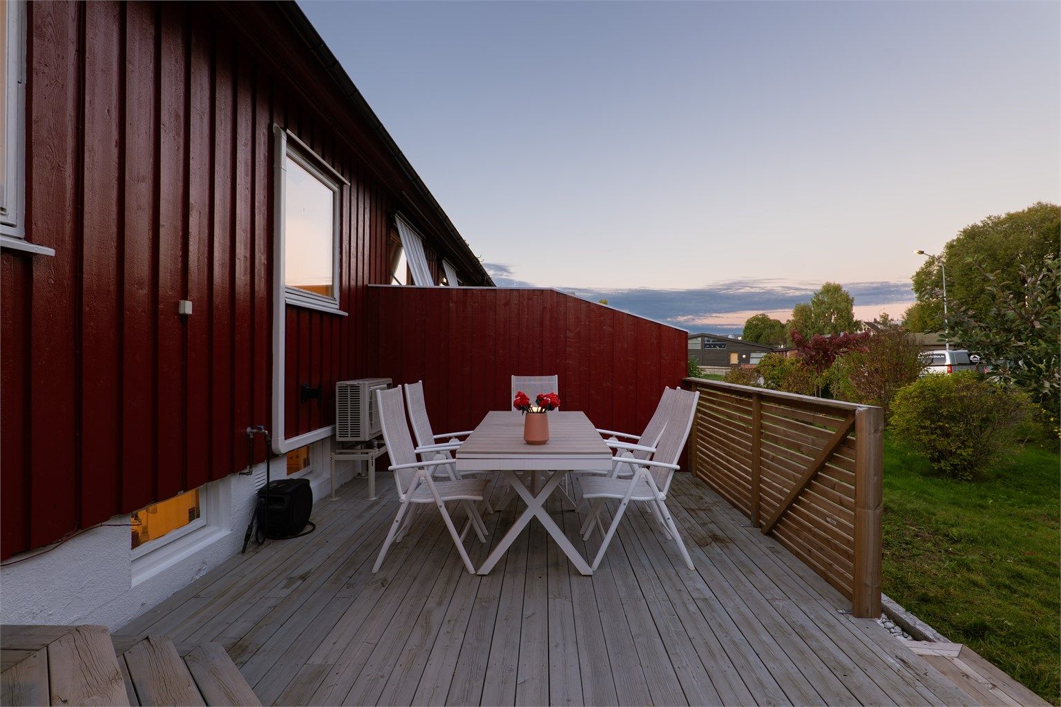 Med sol fra tidlig morgen sommerstid er terrassen et perfekt sted for helgefrokost under åpen himmel.