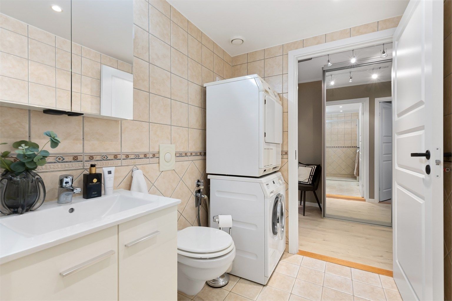 Det er opplegg for vaskesøyle med både vaskemaskin og tørketrommel.