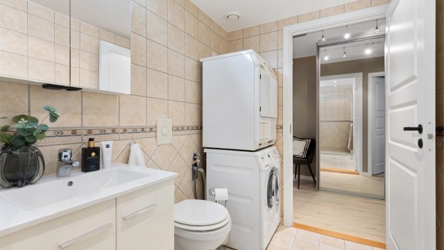 Det er opplegg for vaskesøyle med både vaskemaskin og tørketrommel.