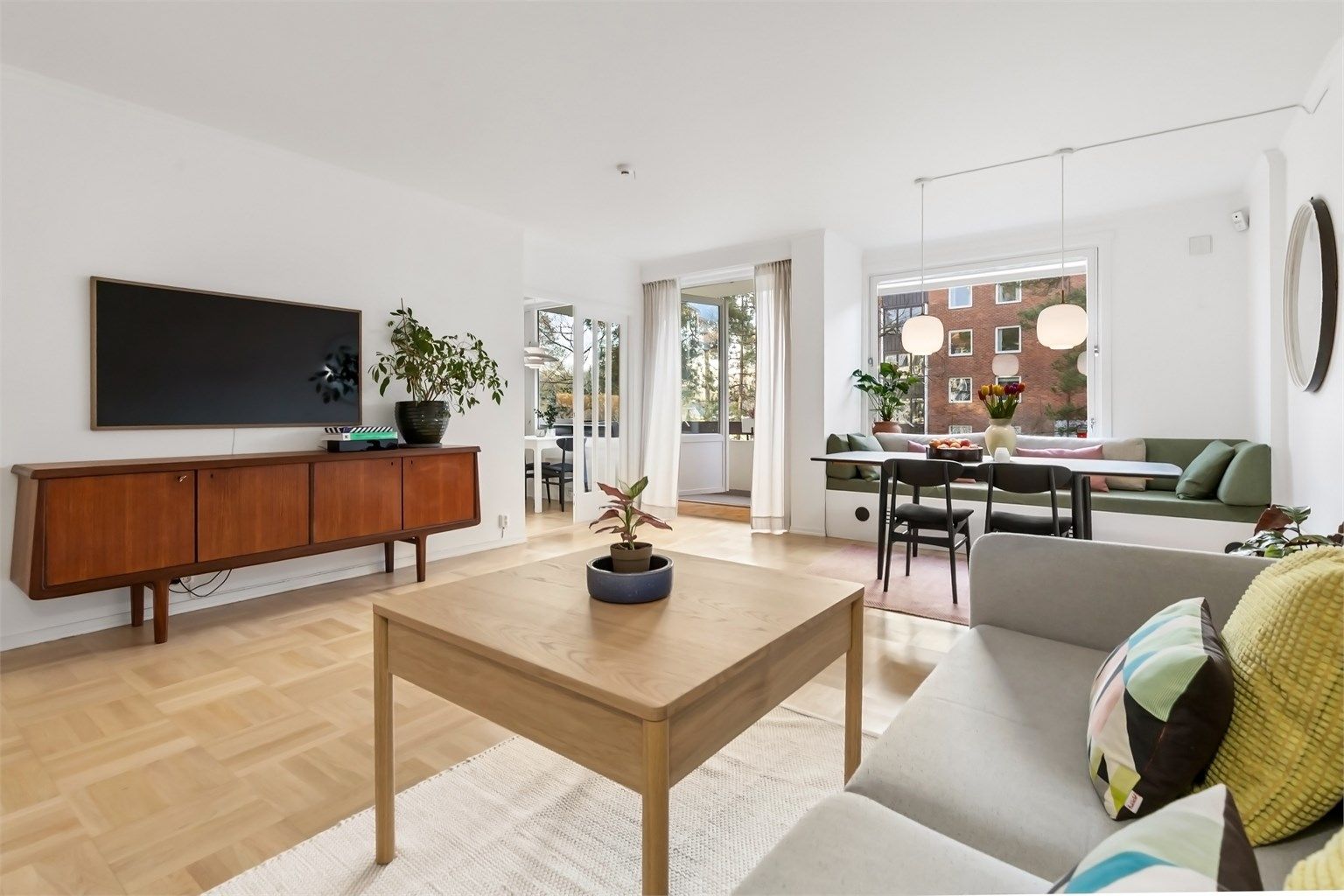 Stuen har gode møbleringsmuligheter med plass for sofagruppe, TV-seksjon, spisegruppe og annet passende møblement