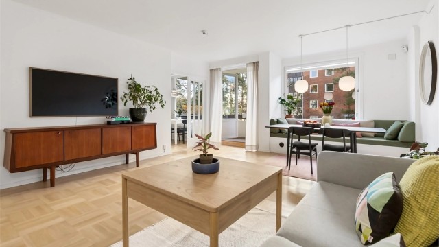 Stuen har gode møbleringsmuligheter med plass for sofagruppe, TV-seksjon, spisegruppe og annet passende møblement