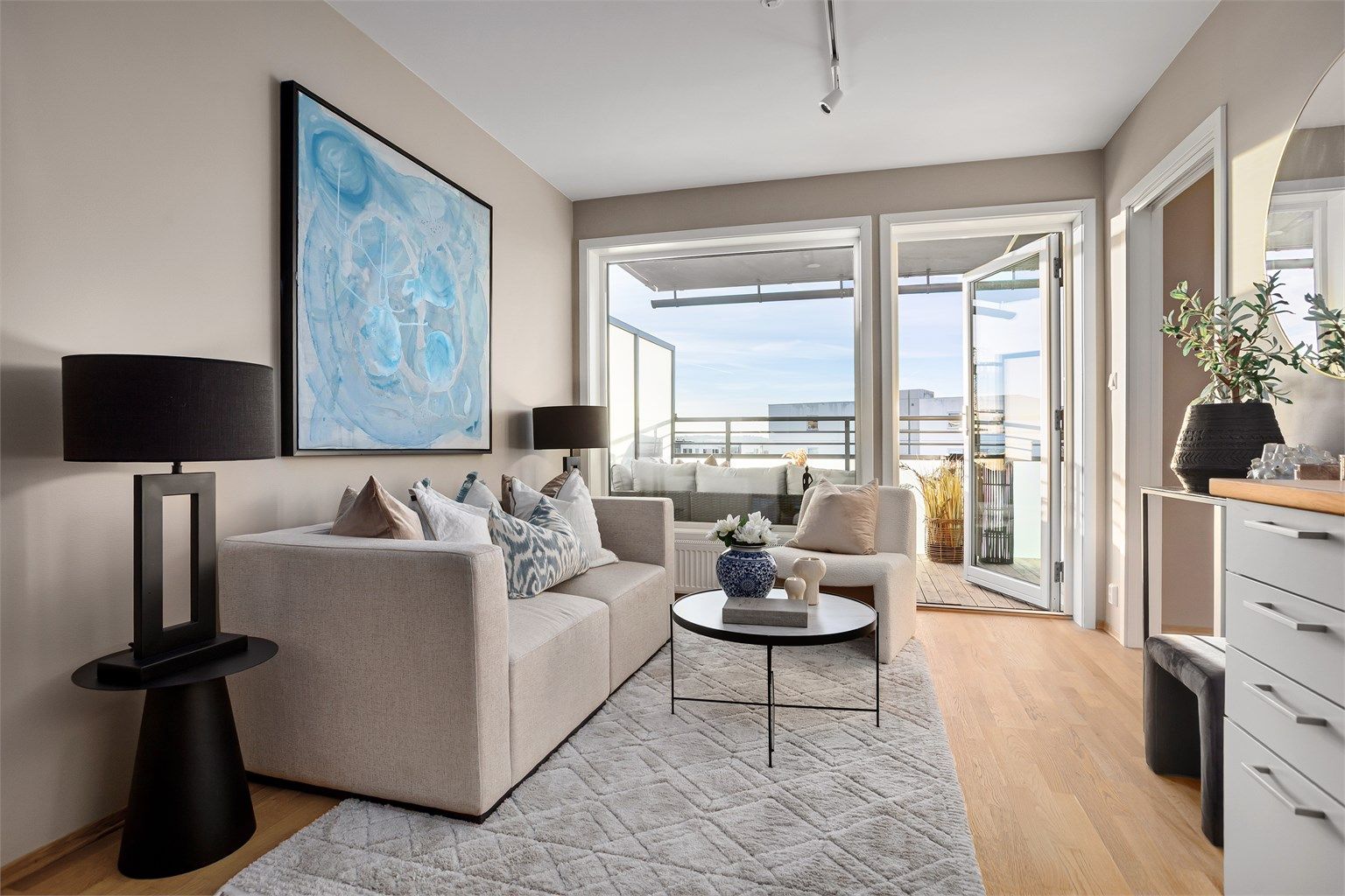 Nymalt stue med utgang til balkong - Foto: Eiendomsfoto