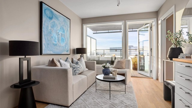 Nymalt stue med utgang til balkong - Foto: Eiendomsfoto