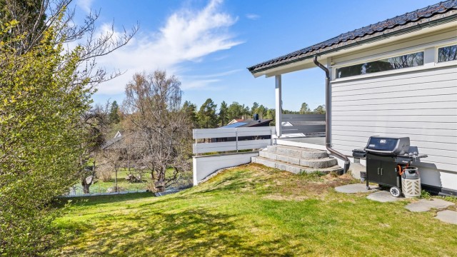 Stor eiet tomt på 1 067 kvm. Tomten er fordelt på to nivåer og byr på en flott, inngjerdet hage som er pent opparbeidet med gressplen, eple- og pæretrær, prydbusker og variert beplantning.