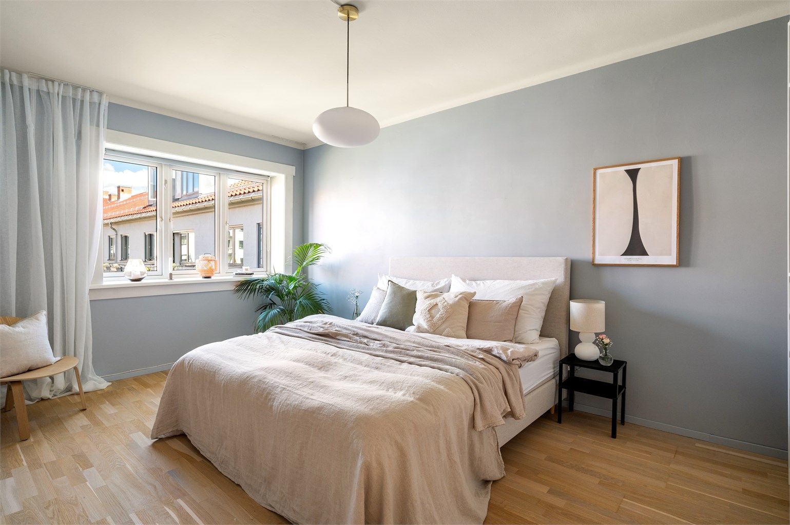 Leilighetens soverom vender mot rolig bakgård, og har god plass til dobbeltseng, nattbord og oppbevaring.