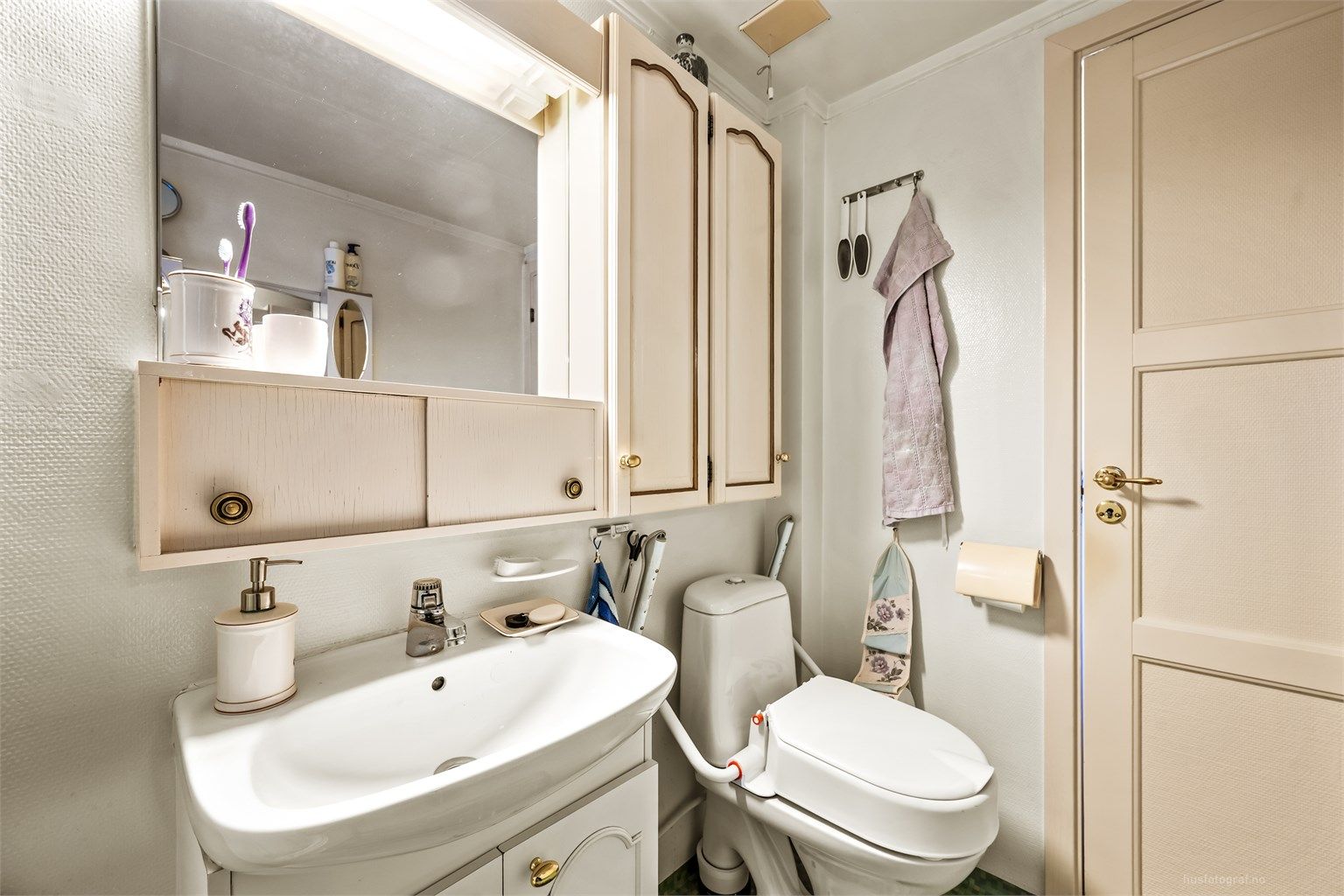 Dusjkabinettet ble installert rundt 2010. Rommet har belegg på gulv og malte vegger.