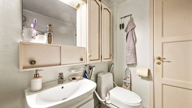 Dusjkabinettet ble installert rundt 2010. Rommet har belegg på gulv og malte vegger.