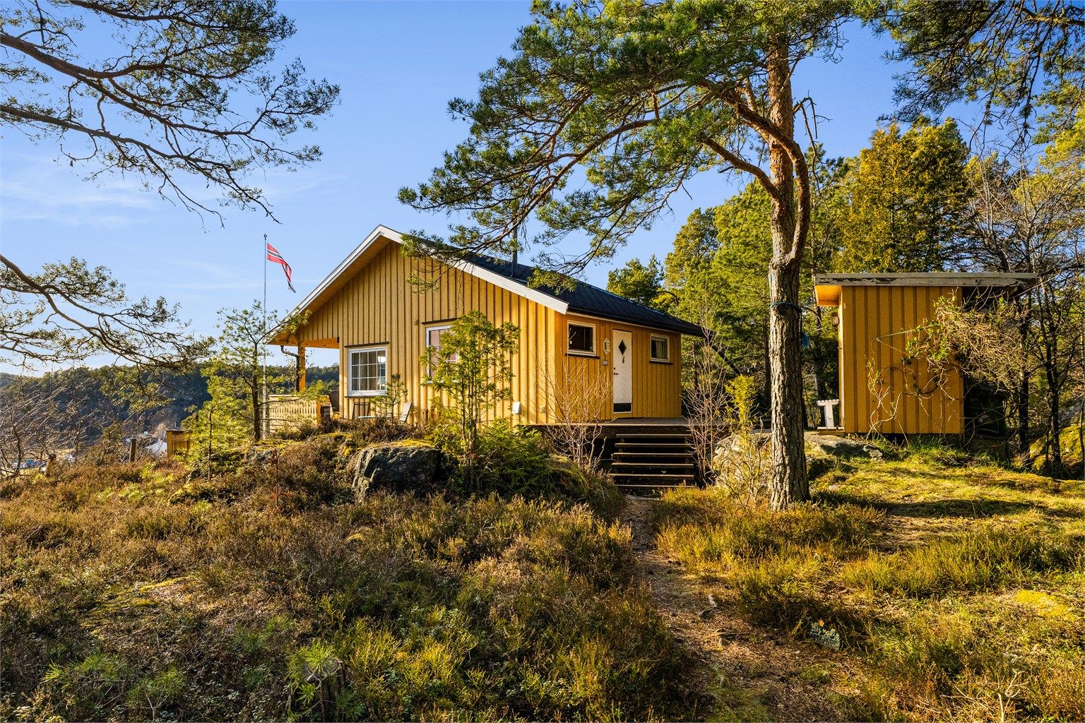 Hytta er på 57 kvadratmeter, og inneholder stue, to soverom, bad, toalettrom, kjøkken og hems. I tillegg er det et lite uthus som sees til høyre i bildet.