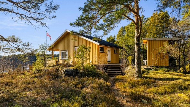 Hytta er på 57 kvadratmeter, og inneholder stue, to soverom, bad, toalettrom, kjøkken og hems. I tillegg er det et lite uthus som sees til høyre i bildet.