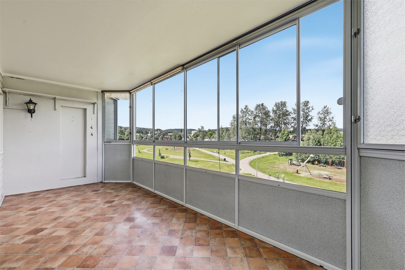 Leiligheten har en stor og innglasset balkong på 14 m² som forlenger sesongen og gir utsikt over grøntområdene.

Foto: Jørgen Sørebø