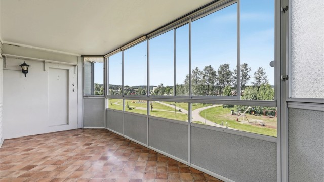 Leiligheten har en stor og innglasset balkong på 14 m² som forlenger sesongen og gir utsikt over grøntområdene.
Foto: Jørgen Sørebø