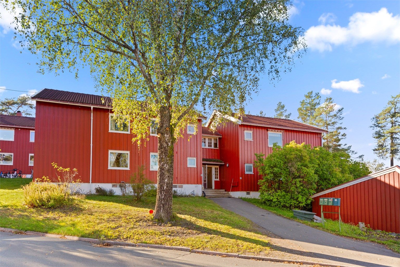 Hyggelig inngangsparti med felles inngang til de fire leilighetene!